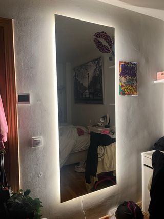 Espejo grande con luz LED cálida