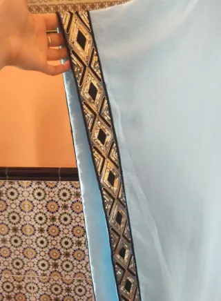 Abaya Dubai Azul con Detalles Dorados