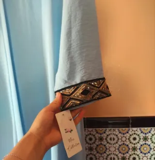 Abaya Dubai Azul con Detalles Dorados