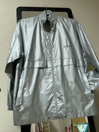 Chubasquero plateado
