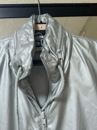 Chubasquero plateado