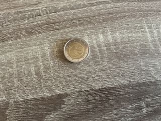 Moneda con figura humana y símbolo euro