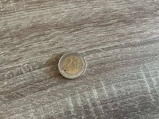 Moneda con figura humana y símbolo euro