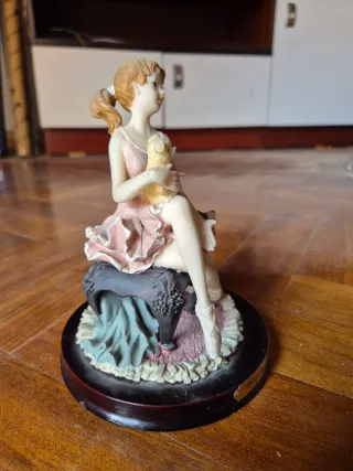 Figura bailarina con dos perritos
