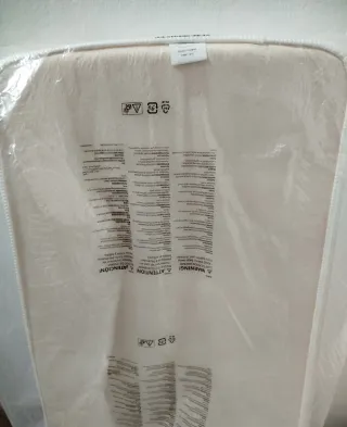 Cuna de bebé blanca con colchón