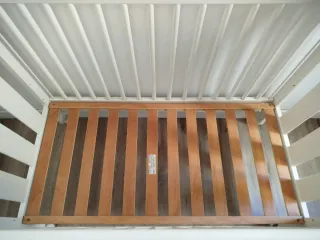 Cuna de bebé blanca con colchón