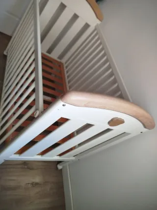 Cuna de bebé blanca con colchón