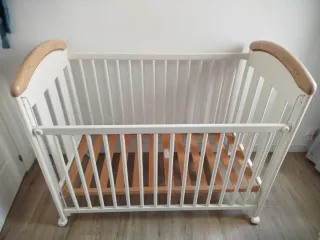 Cuna de bebé blanca con colchón