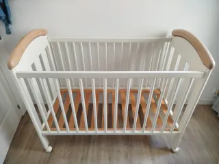 Cuna de bebé blanca con colchón