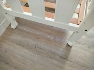 Cuna de bebé blanca con colchón