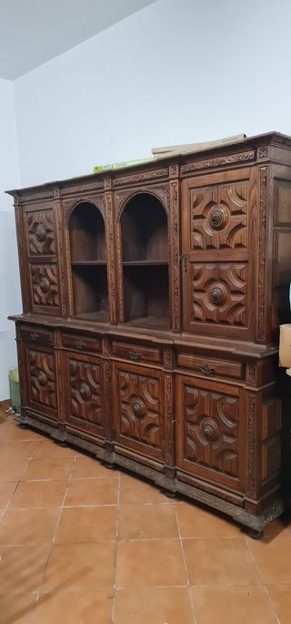 Aparador antigo em madeira maciça