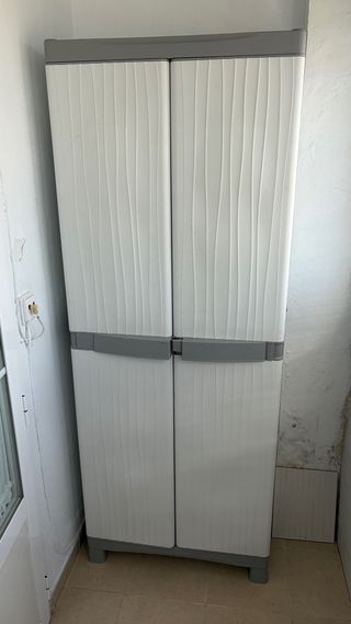 Armario exterior de plástico blanco y gris
