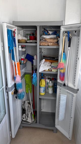 Armario exterior de plástico blanco y gris