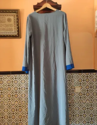 Abaya gris con detalles blancos