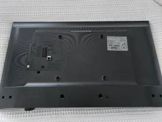 Samsung Smart TV 28 con soporte de pared.