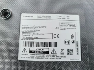 Samsung Smart TV 28 con soporte de pared.