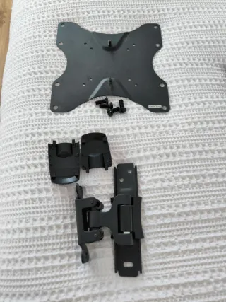 Samsung Smart TV 28 con soporte de pared.