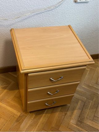 Mesita de noche de madera con ruedas