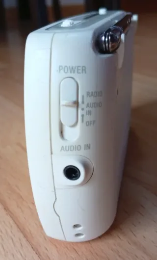 Radio Portátil Sony SRF-18 blanca