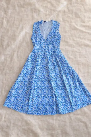 Vestido azul floral de verano