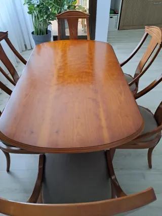 Mesa de comedor con 6 sillas de madera