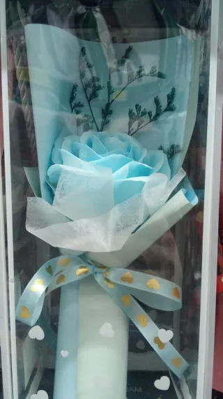 Rosa finta blu e oro