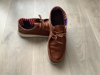 Zapatos náuticos marrones con forro de bandera