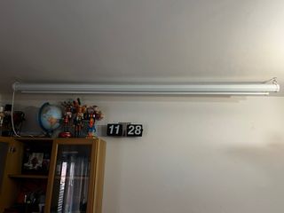 Pantalla de proyección enrollable con mando