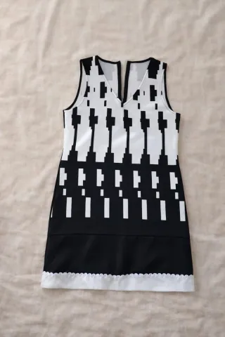 Vestido geométrico blanco y negro