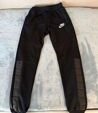 Chaqueta con capucha Nike negra