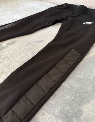 Chaqueta con capucha Nike negra