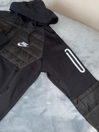 Chaqueta con capucha Nike negra