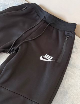 Chaqueta con capucha Nike negra
