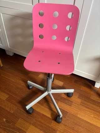 Silla de escritorio rosa con ruedas