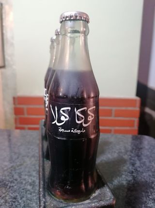 Bottiglie vintage Coca-Cola con espositore