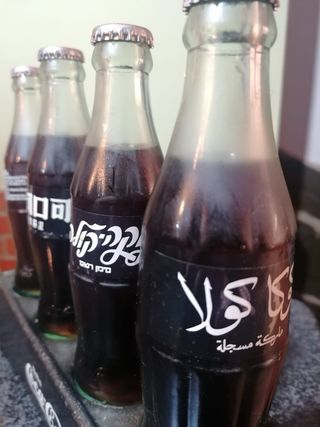 Bottiglie vintage Coca-Cola con espositore