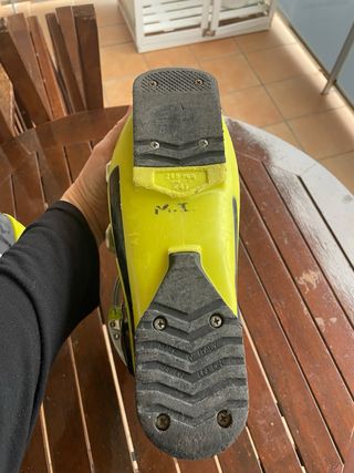 Botas de esquí amarillas y negras