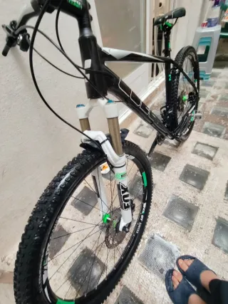 Bicicleta Cube con horquilla Fox con gomas nuevas