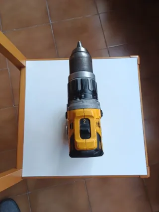 TALADRO DEWALT PERCUTOR DCD796