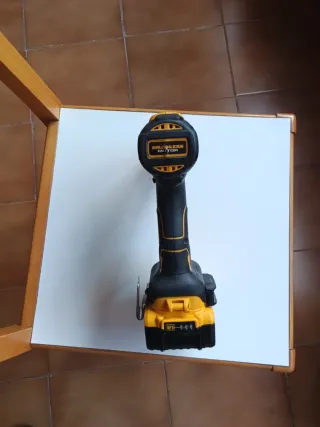 TALADRO DEWALT PERCUTOR DCD796