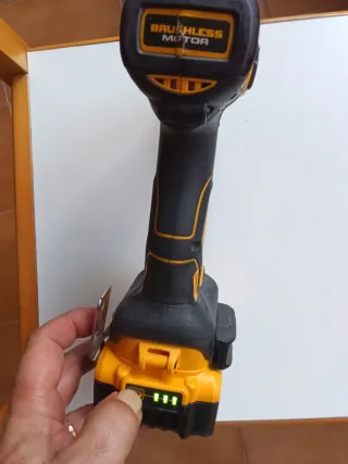 TALADRO DEWALT PERCUTOR DCD796