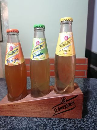 Botellas Schweppes edición limitada con expositor