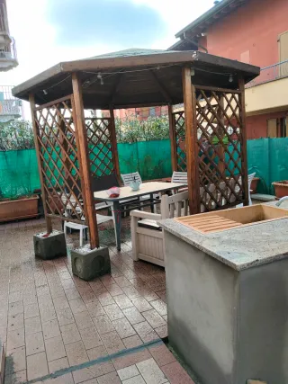Gazebo ottagonale in legno con tetto