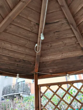 Gazebo ottagonale in legno con tetto