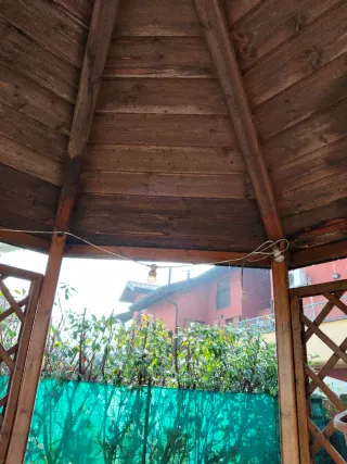 Gazebo ottagonale in legno con tetto