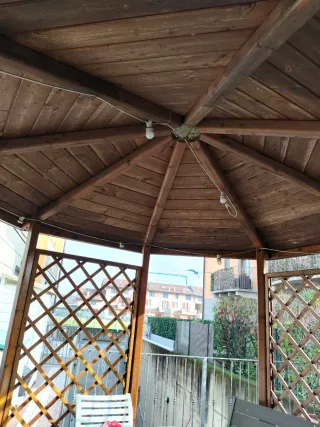 Gazebo ottagonale in legno con tetto
