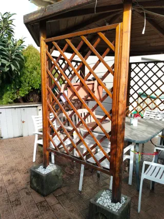 Gazebo ottagonale in legno con tetto