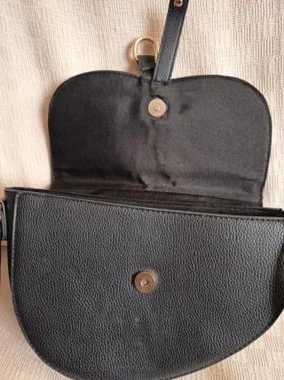 Bolso negro con tachuelas