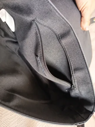 Bolso negro con tachuelas