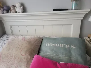 Conjunto cómoda blanca, mesillas y cabecero para 1